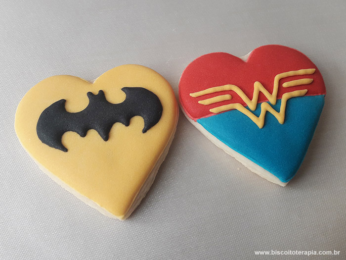 Biscoitos Decorados de Batman e Mulher Maravilha