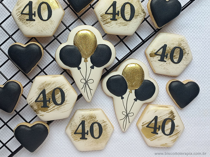 Biscoitos Decorados Anivers�rio 40 anos Preto e Dourado