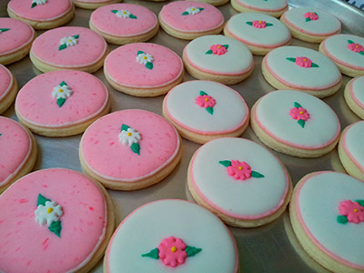 Biscoitos Decorados de Aniversrio em Rosa e Branco para a Isabella