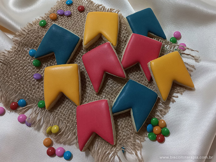 Biscoitos Decorados de Bandeiras Juninas Biscoitos Decorados de Bandeiras Juninas