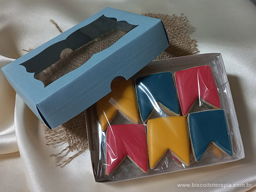 Biscoitos Decorados de Bandeiras Juninas Biscoitos Decorados de Bandeiras Juninas