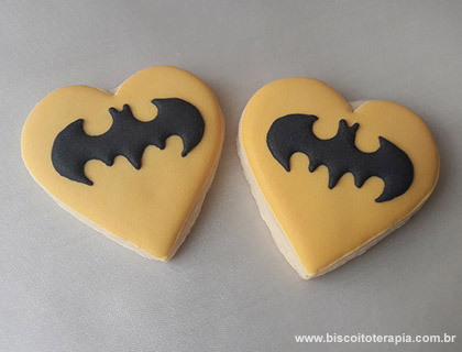Biscoitos Decorados de Batman e Mulher Maravilha Biscoitos Decorados de Batman e Mulher Maravilha