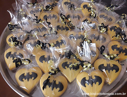 Biscoitos Decorados de Batman e Mulher Maravilha Biscoitos Decorados de Batman e Mulher Maravilha