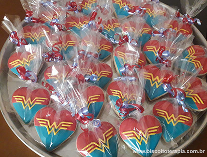 Biscoitos Decorados de Batman e Mulher Maravilha Biscoitos Decorados de Batman e Mulher Maravilha