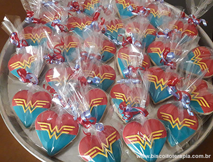 Biscoitos Decorados de Batman e Mulher Maravilha