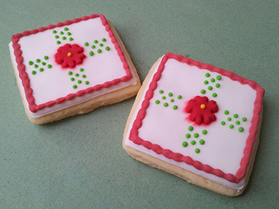 Biscoitos Decorados com Confeitos Floridos