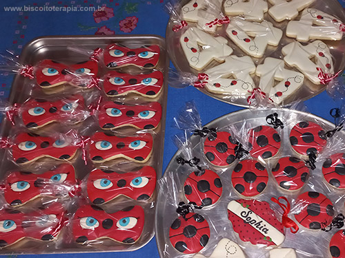 Biscoitos Decorados da Ladybug de Miraculous Biscoitos Decorados da Ladybug de Miraculous