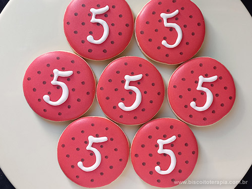Biscoitos Decorados de Ladybug e Cat Noir Biscoitos Decorados de Ladybug e Cat Noir