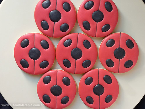 Biscoitos Decorados de Ladybug e Cat Noir Biscoitos Decorados de Ladybug e Cat Noir