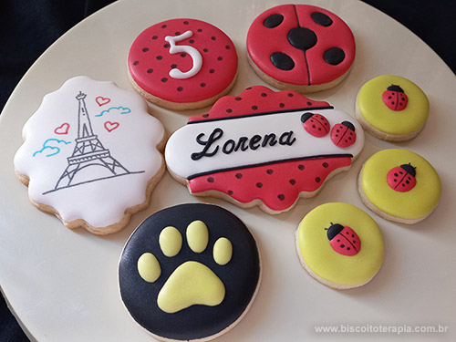 Biscoitos Decorados de Ladybug e Cat Noir Biscoitos Decorados de Ladybug e Cat Noir