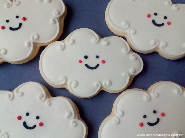 Biscoitos Decorados de Nuvens Felizes Biscoitos Decorados de Nuvens Felizes