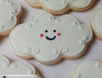 Biscoitos Decorados de Nuvens Felizes Biscoitos Decorados de Nuvens Felizes