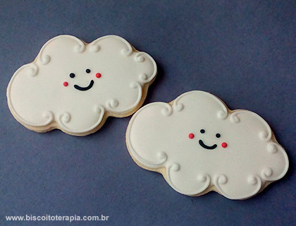 Biscoitos Decorados de Nuvens Felizes Biscoitos Decorados de Nuvens Felizes