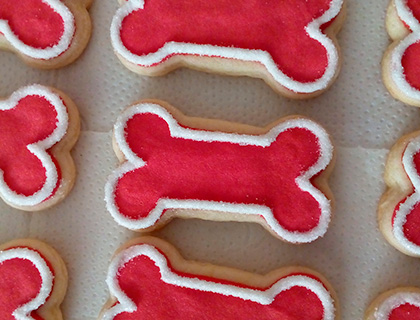Biscoitos Decorados de Ossinhos com Borda Biscoitos Decorados de Ossinhos com Borda