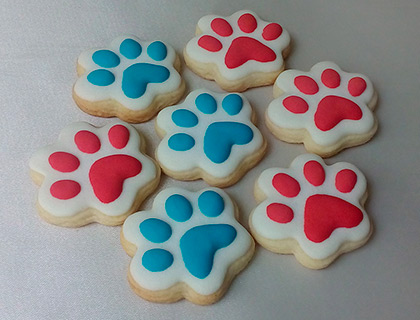 Biscoitos Decorados de Ossinhos e Patinhas em Azul e Vermelho Biscoitos Decorados de Ossinhos e Patinhas em Azul e Vermelho
