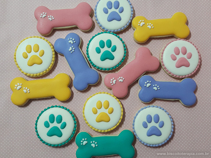 Biscoitos Decorados de Patinhas e Ossinhos Coloridos Biscoitos Decorados de Patinhas e Ossinhos Coloridos