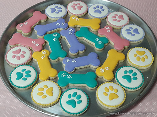Biscoitos Decorados de Patinhas e Ossinhos Coloridos Biscoitos Decorados de Patinhas e Ossinhos Coloridos