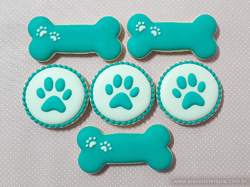 Biscoitos Decorados de Patinhas e Ossinhos Coloridos Biscoitos Decorados de Patinhas e Ossinhos Coloridos