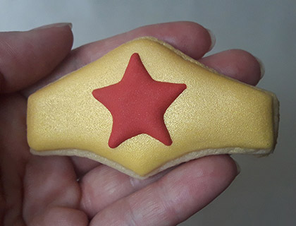 Biscoitos Decorados de Tiara da Mulher Maravilha Biscoitos Decorados de Tiara da Mulher Maravilha