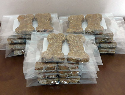 Biscoitos Caninos de Cenoura e Banana Biscoitos Caninos de Cenoura e Banana