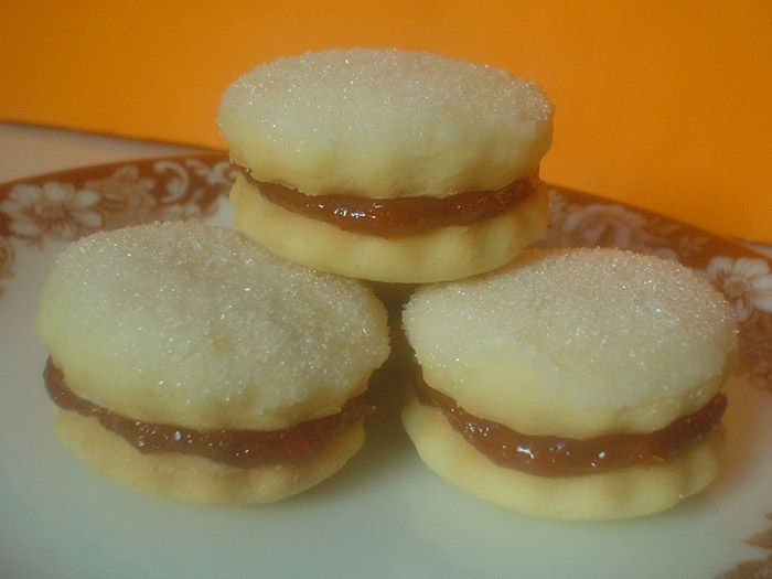 Biscoitos de Coco Recheados de Goiabada