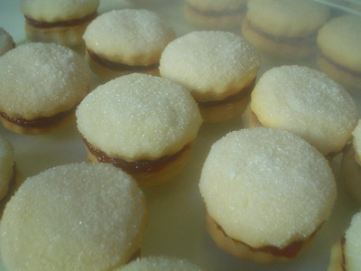 Biscoitos de Coco Recheados de Goiabada