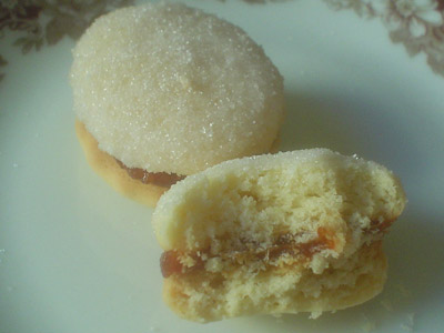 Biscoitos de Coco Recheados de Goiabada