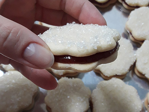 Biscoitos de Coco Recheados de Goiabada