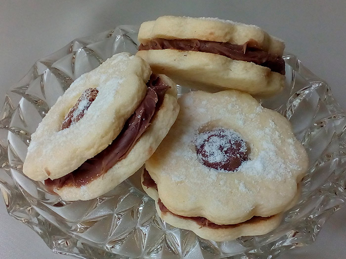 >Biscoitos de Flor recheados de Brigadeiro