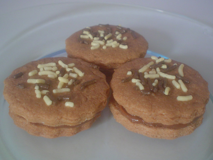 Biscoitos Recheados de Brigadeiro