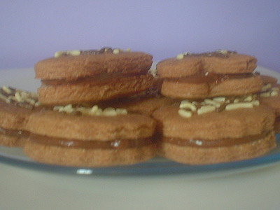 Biscoitos Recheados de Brigadeiro Biscoitos Recheados de Brigadeiro