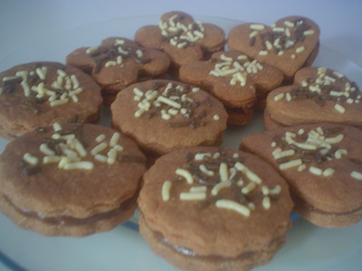 Biscoitos Recheados de Brigadeiro Biscoitos Recheados de Brigadeiro