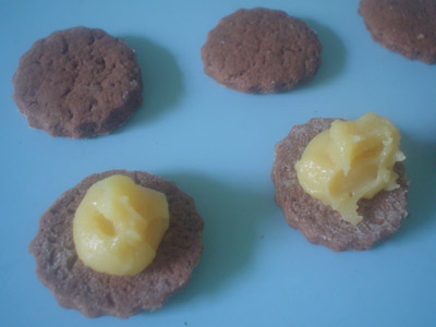Biscoitos Recheados de Chocolate Branco Biscoitos Recheados de Chocolate Branco