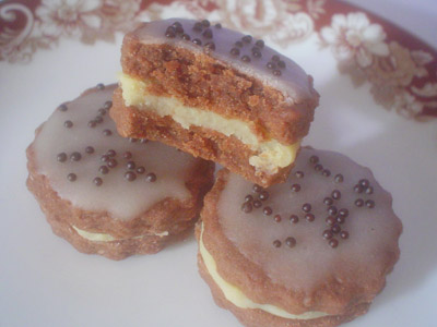 Biscoitos Recheados de Chocolate Branco Biscoitos Recheados de Chocolate Branco