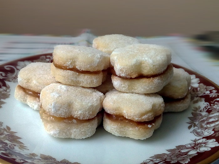 Biscoitos Recheados de Geleia de Abacaxi